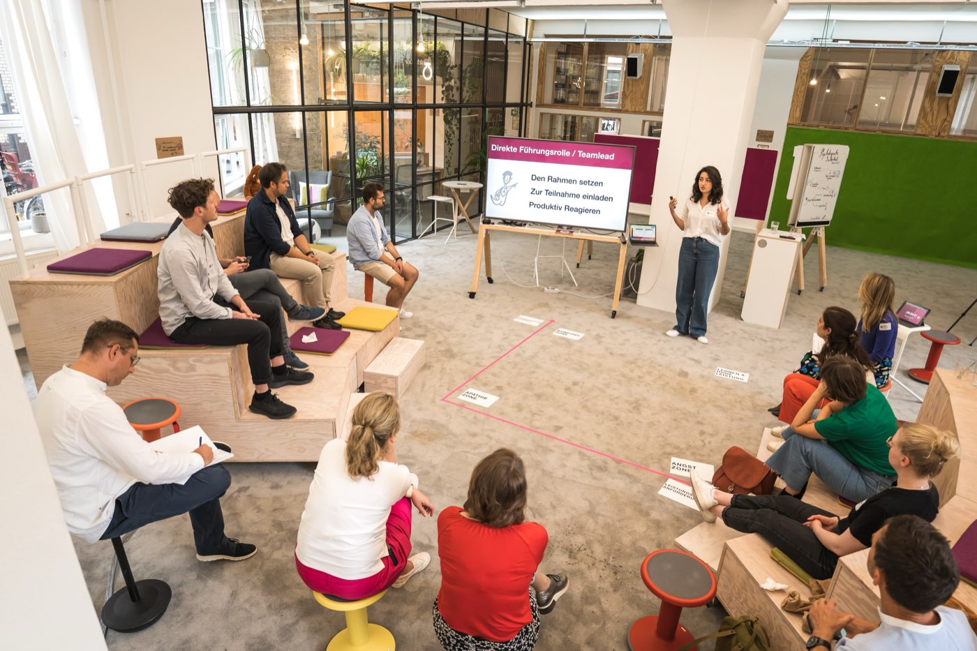 Workshop des KI 360° Executive-Formats bei launchlabs Berlin – Teilnehmende im Kreis mit Moderatorin